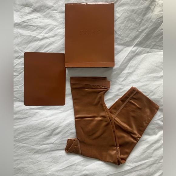NWT SKIMS Seamless Sculpting Shapewear Cropped Legging Bronze XS - Picture 2 of 5